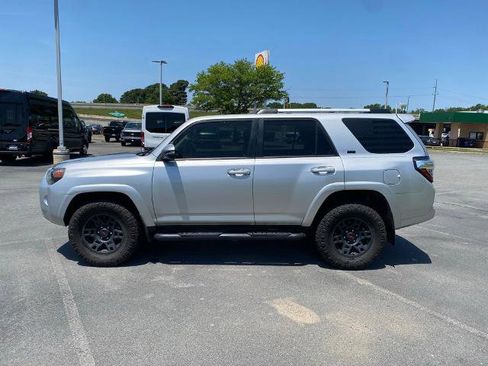Used 2022 Toyota 4Runner SR5 Premium w/ Moonroof Package AWD/4WD image 4