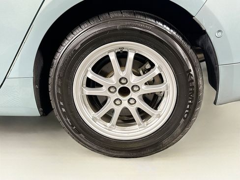 Used 2018 Toyota Prius Three w/ Advanced Technology Package image 11