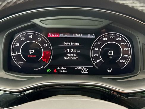 Certified 2025 Audi RS Q8 performance image 33