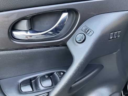 Used 2017 Nissan Rogue SV image 24