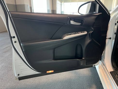 Used 2014 Toyota Camry SE w/ Moonroof Package FWD image 12