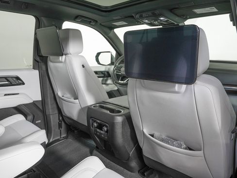 Used 2025 Chevrolet Suburban Premier image 11