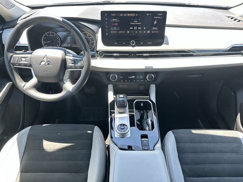 Used 2025 Mitsubishi Outlander AWD image 18