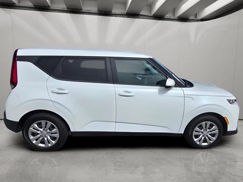 Used 2022 Kia Soul LX image 11