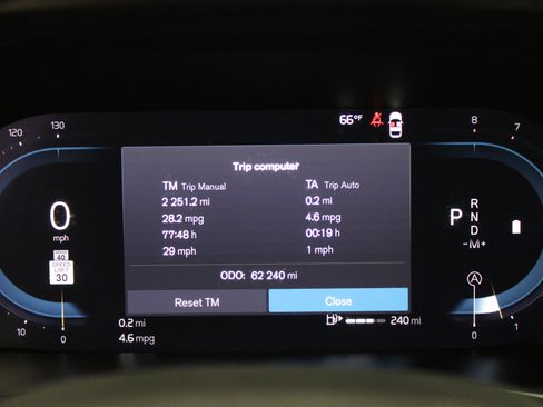Used 2024 Volvo XC40 B5 Core AWD/4WD image 11