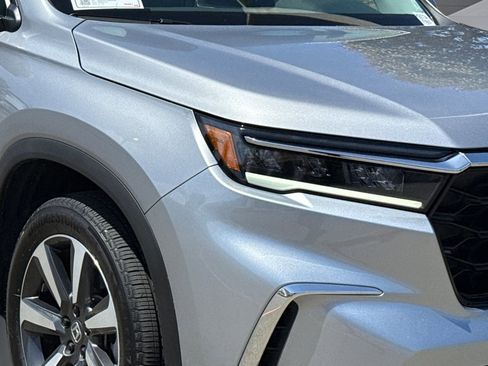 Certified 2025 Honda Pilot Touring image 10