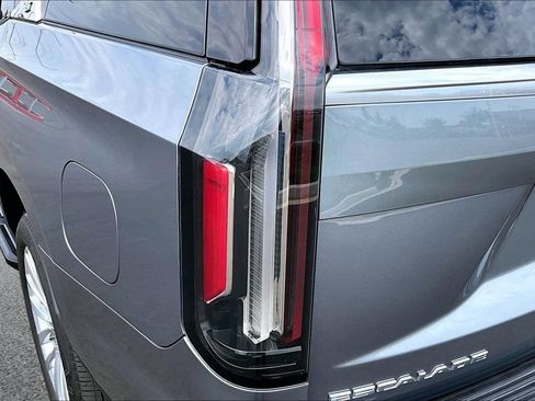 Used 2022 Cadillac Escalade Luxury AWD/4WD image 28