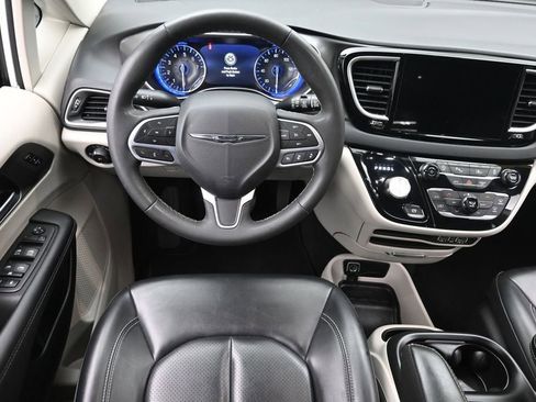 Used 2023 Chrysler Pacifica Touring-L FWD image 13