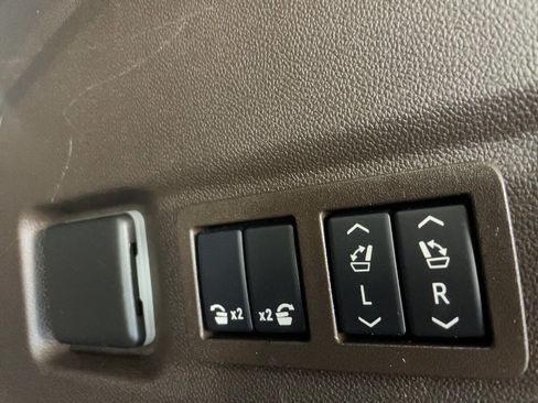 Used 2024 Chevrolet Suburban Z71 w/ Luxury Package AWD/4WD image 32
