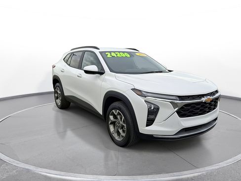 Used 2025 Chevrolet Trax LT FWD image 2