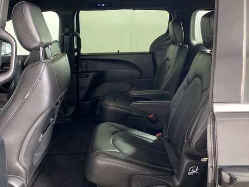 Used 2025 Chrysler Pacifica Select FWD image 23
