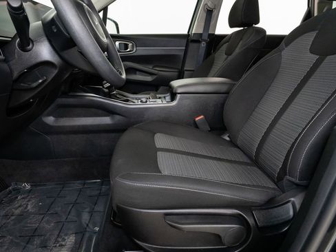 Certified 2025 Kia Sorento LX image 11