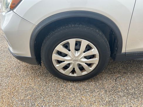 Used 2018 Nissan Rogue S image 11