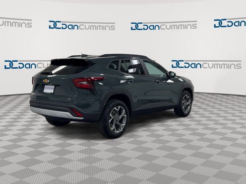 Used 2025 Chevrolet Trax LT w/ LT Convenience Package image 8