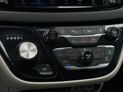 Used 2024 Chrysler Pacifica Touring-L FWD image 11