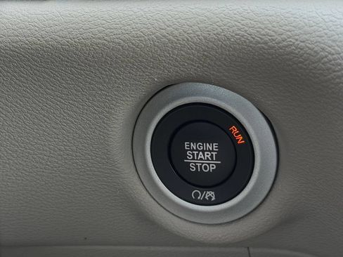 Used 2024 Chrysler Pacifica Touring-L FWD image 16