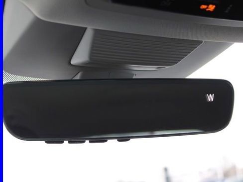 Used 2025 Volkswagen Tiguan SE image 40