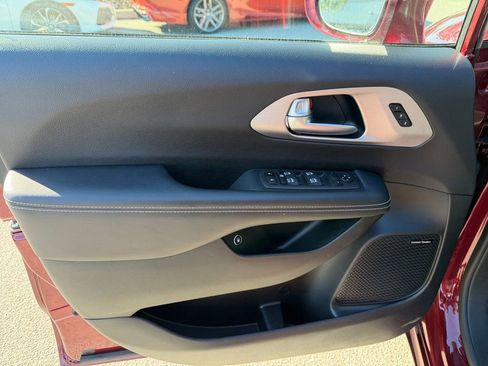 Used 2022 Chrysler Pacifica Limited w/ S Appearance Package image 11