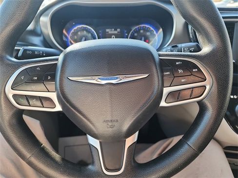 Used 2020 Chrysler Pacifica Touring image 20