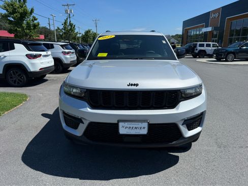 Used 2024 Jeep Grand Cherokee Limited w/ Black Appearance Package AWD/4WD image 2