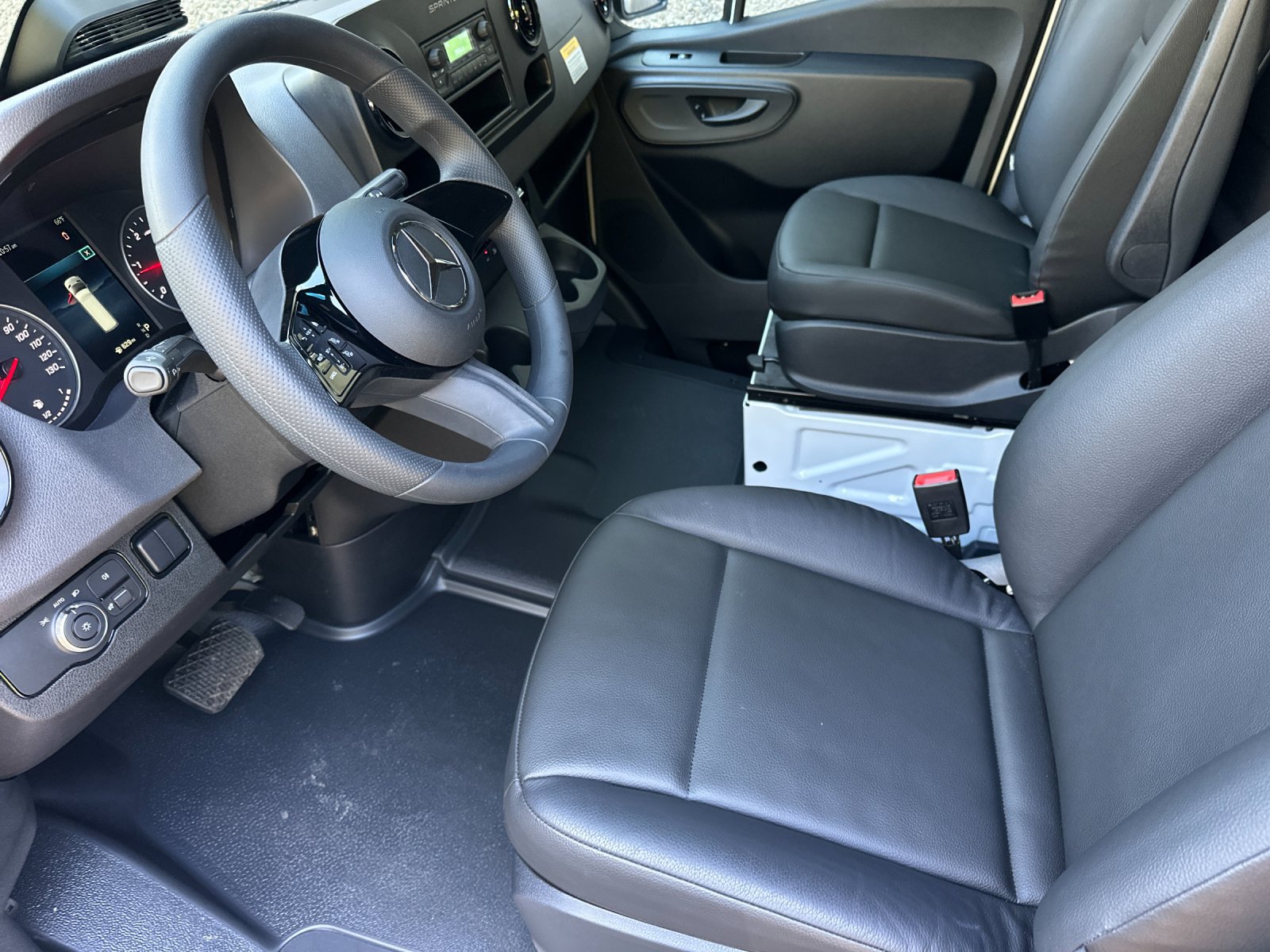 Used 2025 Mercedes-Benz Sprinter 2500 image 10