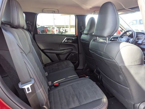 Used 2025 Mitsubishi Outlander SE image 35