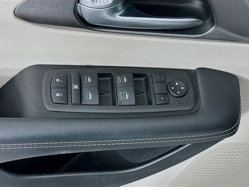 Certified 2024 Chrysler Pacifica Touring-L image 23