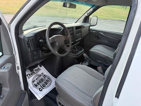 Used 2004 Chevrolet Express 1500 Passenger RWD image 8