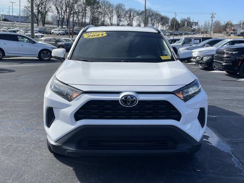 Used 2021 Toyota RAV4 LE FWD image 2