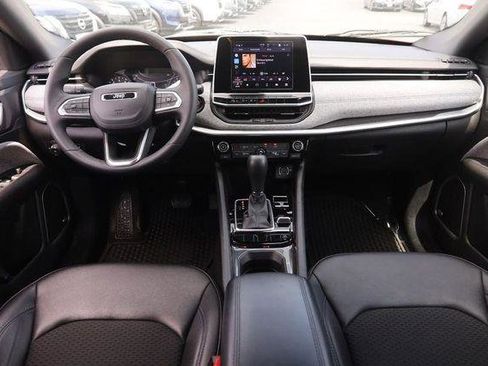 Used 2025 Jeep Compass Latitude w/ Sun & Sound Group AWD/4WD image 21
