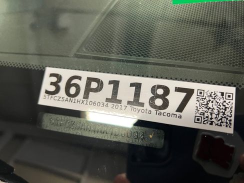 Used 2017 Toyota Tacoma TRD Sport image 37