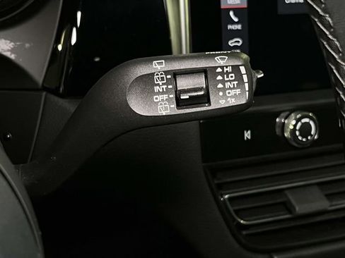 Certified 2025 Porsche Macan AWD/4WD image 42