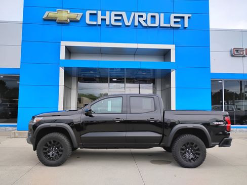 Used 2023 Chevrolet Colorado Trail Boss w/ Technology Package AWD/4WD image 11