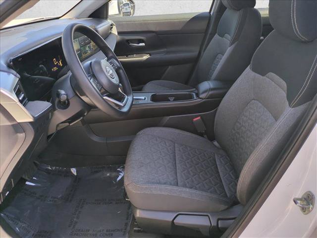 Used 2025 Nissan Kicks SV AWD/4WD image 15