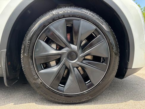 Used 2024 Tesla Model Y Long Range RWD image 16