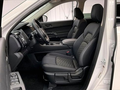 New 2025 Nissan Pathfinder S image 9