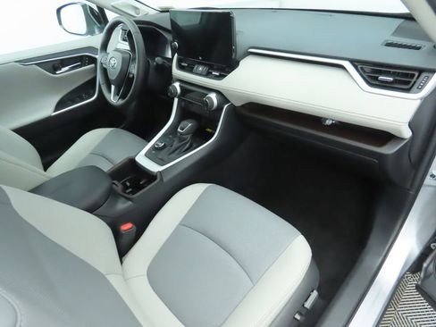 Used 2024 Toyota RAV4 Limited image 18