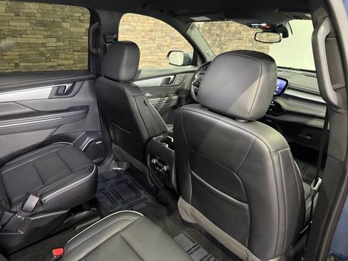 Used 2025 Buick Enclave Preferred w/ Power Package FWD image 33
