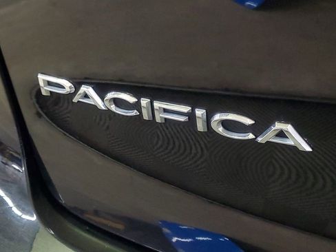 Used 2024 Chrysler Pacifica Touring-L image 9