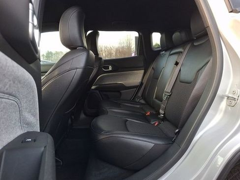 Used 2024 Jeep Compass Latitude image 10