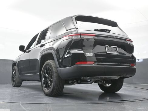 Used 2025 Jeep Grand Cherokee Altitude RWD image 60