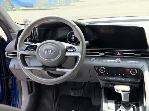 Used 2023 Hyundai Elantra SEL w/ Convenience Package image 19