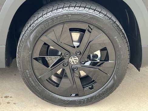 New 2026 Volkswagen Taos SE FWD image 3