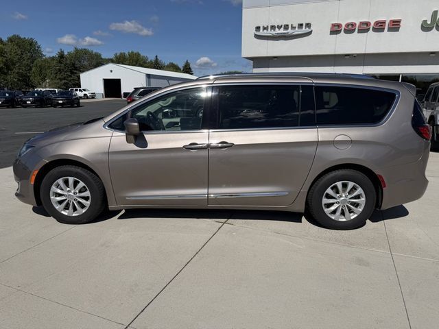 Used 2018 Chrysler Pacifica Touring-L Plus FWD image 4