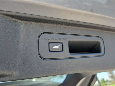 Used 2025 Honda Pilot Touring image 11