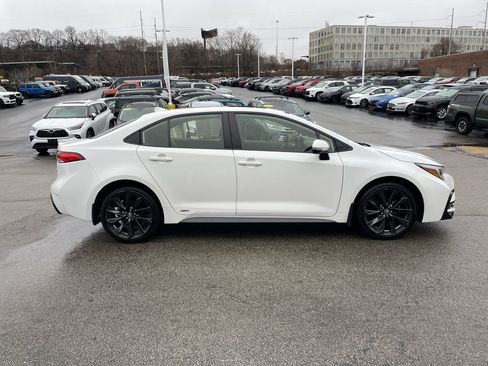 Used 2023 Toyota Corolla SE w/ SE Package image 7