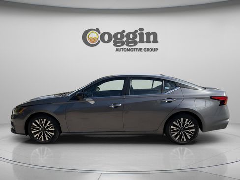 Used 2024 Nissan Altima 2.5 SV image 2