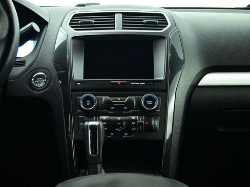 Used 2017 Ford Explorer XLT w/ Equipment Group 202A image 6