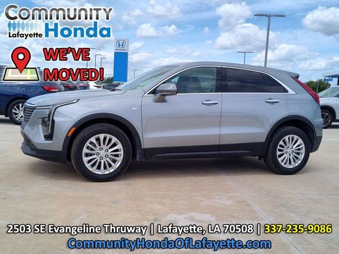 Used 2024 Cadillac XT4 Luxury w/ Cold Weather Package FWD image 3