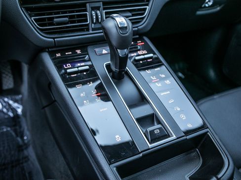 Certified 2025 Porsche Macan image 19